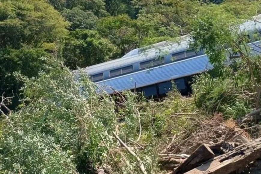 360 agentes navales, 20 vehículos, 4 ambulancias terrestres, tres ambulancias aéreas y un dron táctico buscaron sobrevivientes.