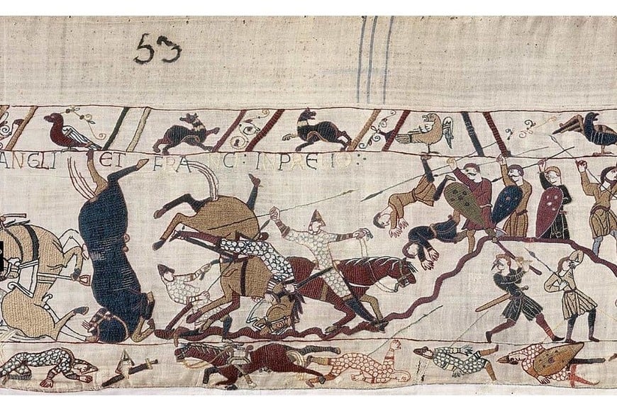 La obra muestra preparativos militares, batallas, barcos, castillos y la vida cotidiana de la época.