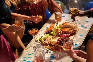 El momento previo a la medianoche reúne miradas atentas y deseos silenciosos alrededor de la mesa.