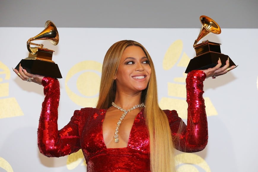 Beyonce holds the awards she won for Best Urban Contemporary Album for "Lemonade" and Best Music Video for "Formation" at the 59th Annual Grammy Awards in Los Angeles, California, U.S. , February 12, 2017. REUTERS/Mike Blake eeuu los angeles Beyonce 59 entrega de los premios Grammy musica premios