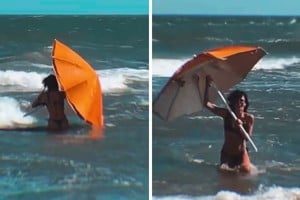 Gimena Accardi, entre risas y corrida en la playa.