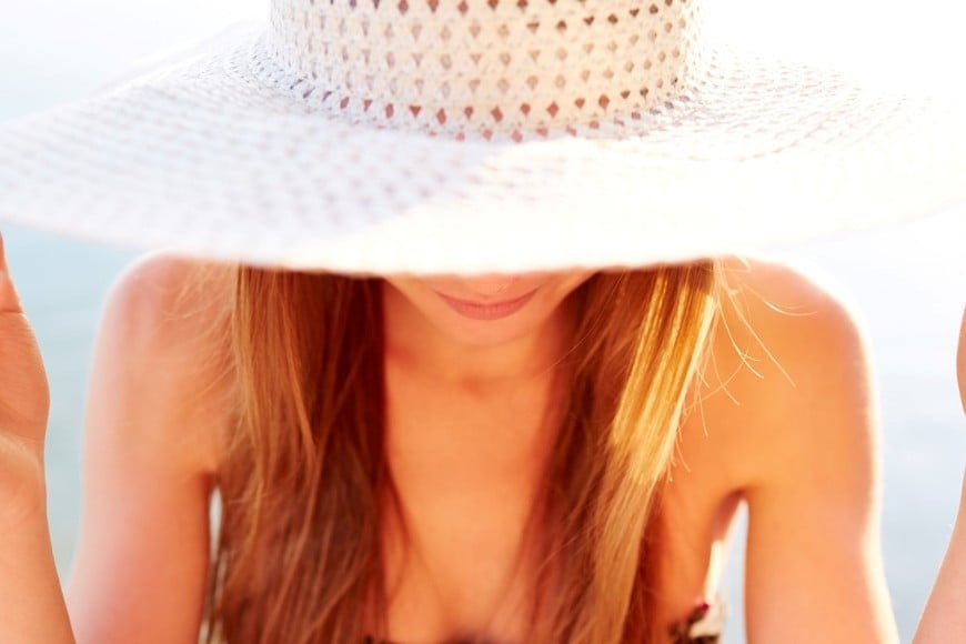 Usar sombrero y lentes