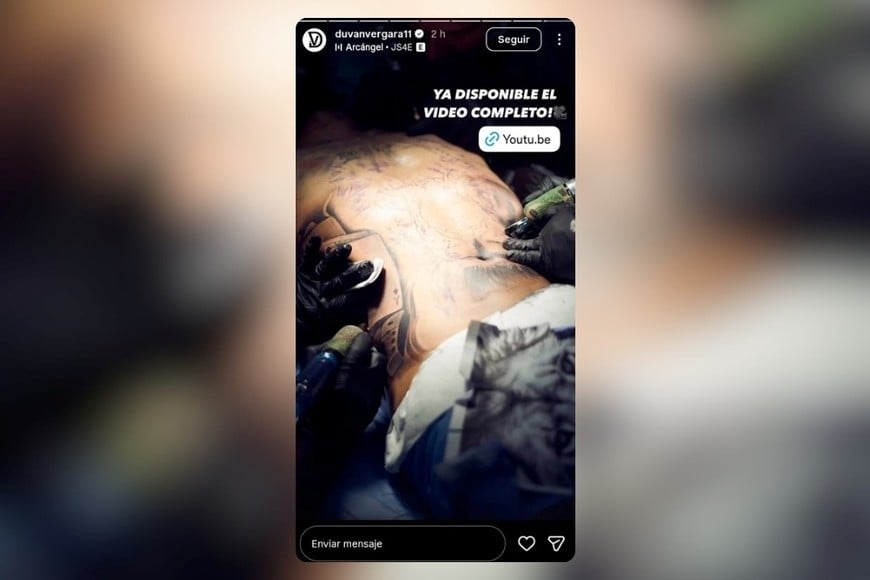 Duván Vergara durante la extensa sesión de tatuaje, registrada en su canal de YouTube.