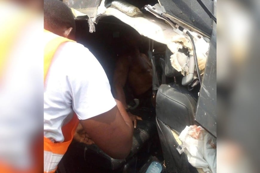 La Lexus en la que viajaba impactó contra un camión detenido.