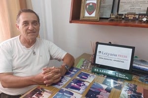 De visita en Vera estuvo en la plazoleta construida en homenaje  a la gesta donde una placa recuerda a “los caídos y veteranos de Malvinas”.