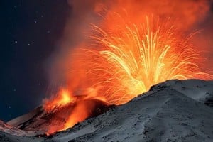 El volcán más alto y activo de Europa, el Monte Etna en Sicilia, experimentó una leve erupción estromboliana.