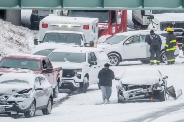 Hubo decenas de accidentes durante la tormenta, incluida la muerte de una persona.