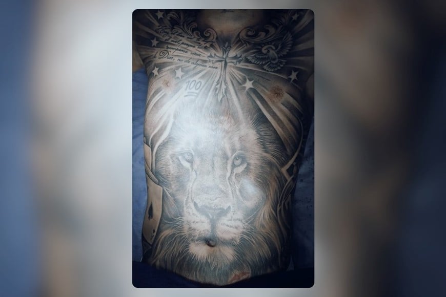 Duván Vergara durante la extensa sesión de tatuaje, registrada en su canal de YouTube.