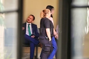 El momento del traslado de la menor imputada como coautora homicidio Jeremías Monzón. Crédito: Flavio Raina