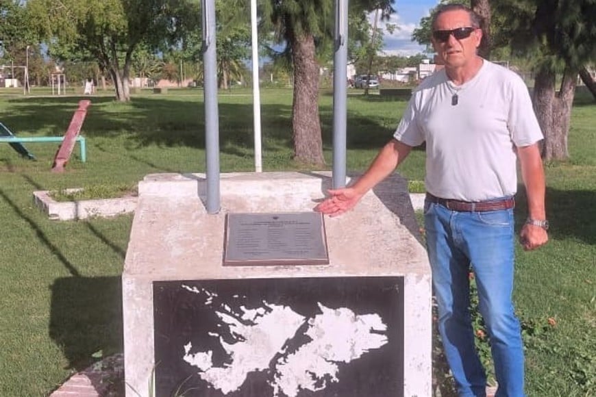 De visita en Vera estuvo en la plazoleta construida en homenaje  a la gesta donde una placa recuerda a “los caídos y veteranos de Malvinas”.