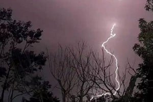 En Pampa de los Guanacos, un rayo cayó a metros de un grupo de jóvenes y todo quedó filmado.
