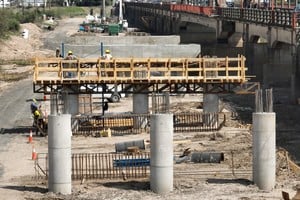 Construcción del nuevo puente Santa Fe-Santo Tomé. Se retomó la idea de que la obra pública no es un gasto superfluo, sino una inversión en desarrollo e infraestructura, integración y equidad territorial.