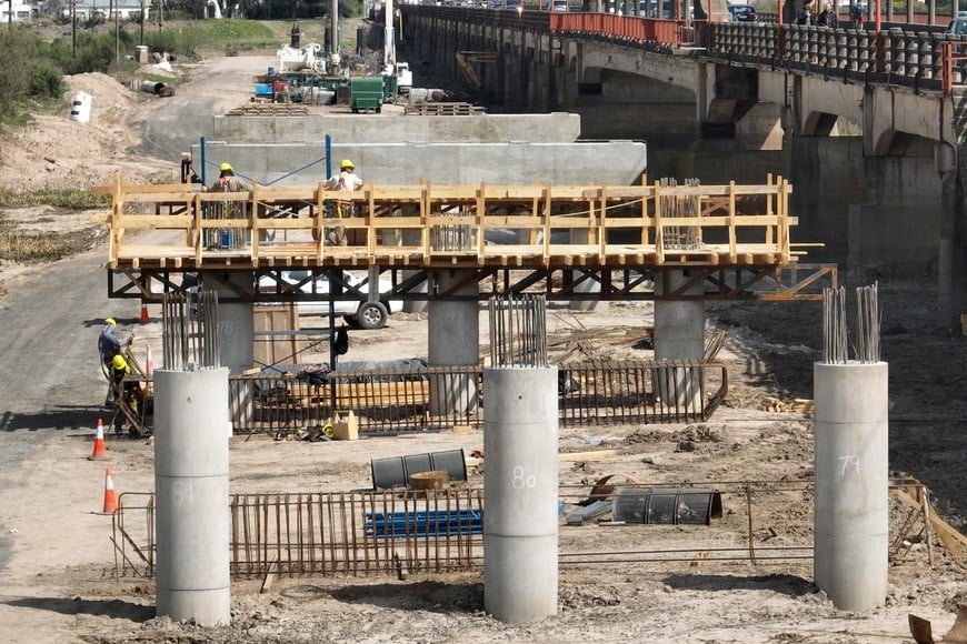 Construcción del nuevo puente Santa Fe-Santo Tomé. Se retomó la idea de que la obra pública no es un gasto superfluo, sino una inversión en desarrollo e infraestructura, integración y equidad territorial.