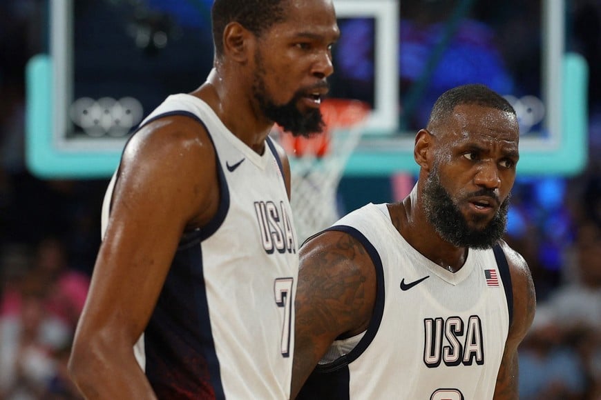 Paris 2024 Olympics - Basketball - Men's Semifinal - United States vs Serbia - Bercy Arena, Paris, France - August 08, 2024.
Lebron James of United States and Kevin Durant of United States react. REUTERS/Brian Snyder