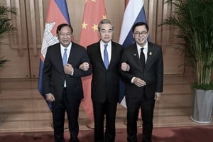 El ministro de exteriores chino, Wang Yi, junto a sus par esde Tailandia, Sihasak Phuangketkeow, y de Camboya, Prak Sokhonn. Crédito: Xinhua. Crédito: Ministerio de Asuntos Exteriores de Tailandia
