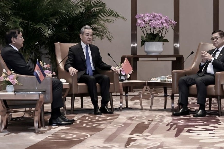 El ministro de exteriores chino, Wang Yi, junto a sus par esde Tailandia, Sihasak Phuangketkeow, y de Camboya, Prak Sokhonn. Crédito: Xinhua. Crédito: Ministerio de Asuntos Exteriores de Tailandia