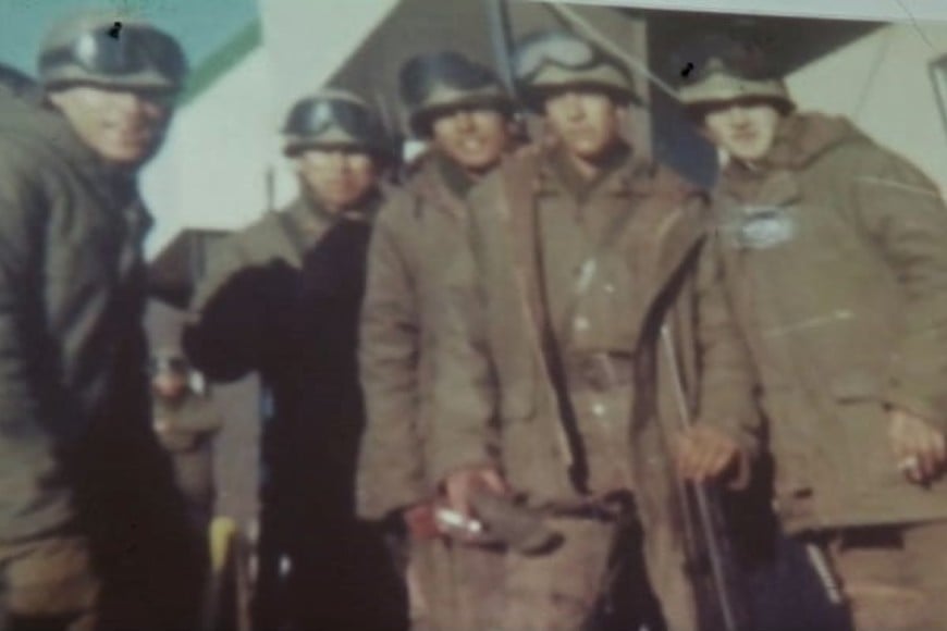 De visita en Vera estuvo en la plazoleta construida en homenaje  a la gesta donde una placa recuerda a “los caídos y veteranos de Malvinas”.