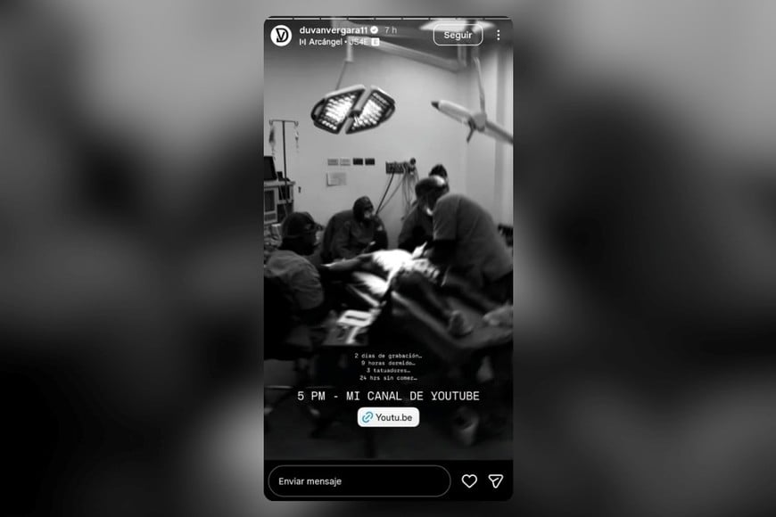 Duván Vergara durante la extensa sesión de tatuaje, registrada en su canal de YouTube.