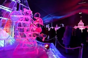 Hielo, luces y fantasía: la exposición invernal que se roba todas las miradas en Rusia.