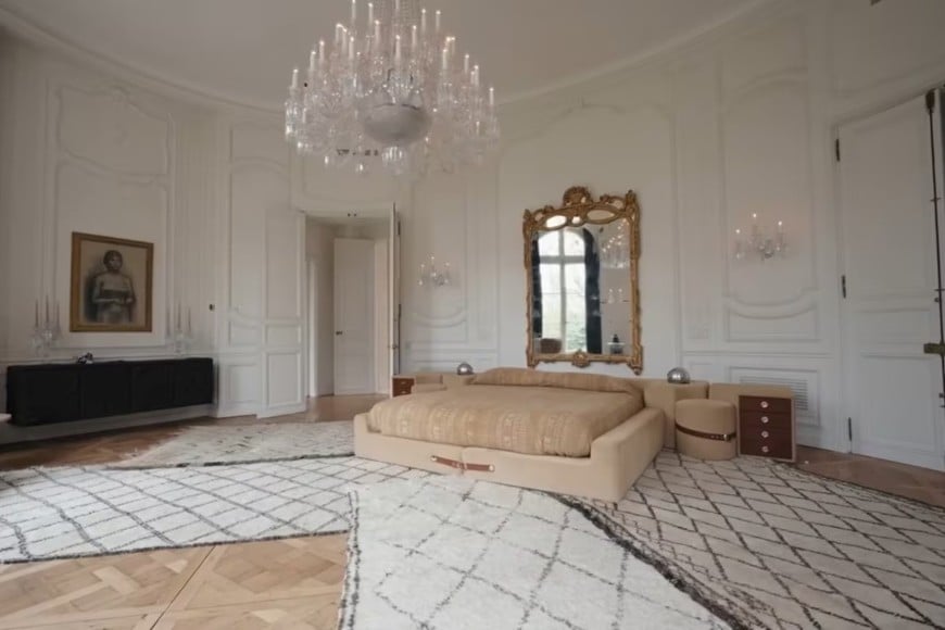 El diseño combina minimalismo con piezas de alto valor histórico.