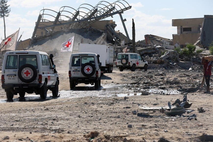 Red Cross vehicles escort a truck transporting the bodies of Palestinians who had been held in Israel during the war, amid a ceasefire between Israel and Hamas, in Khan Younis in the southern Gaza Strip, October 14, 2025. REUTERS/Ramadan Abed     TPX IMAGES OF THE DAY