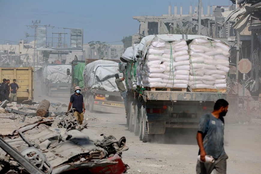 Trucks carry aid for Palestinians, amid a ceasefire between Israel and Hamas in Gaza, in Khan Younis, in the southern Gaza Strip, October 14, 2025. REUTERS/Ramadan Abed