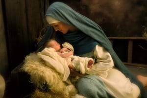 "El nacimiento de Jesús, un milagro en Belén", recreación pictórica. Las figuras de Cristo y María en el pesebre revelan una verdad trascendente, que confronta con el individualismo actual y muestra la humildad como camino de redención. La Navidad no es un simple acto festivo, es un choque entre la fragilidad humana y la búsqueda posmoderna de poder.