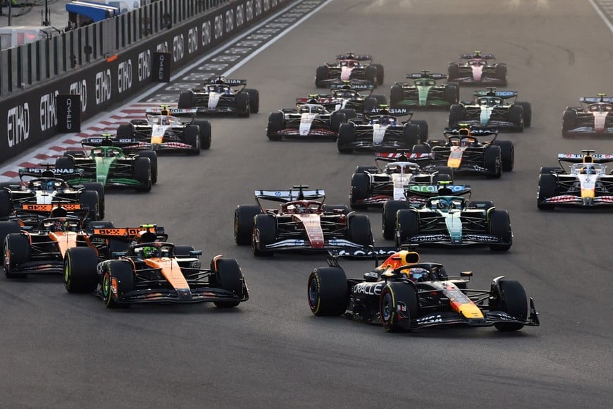 Formula One F1 - Abu Dhabi Grand Prix - Yas Marina Circuit, Abu Dhabi, United Arab Emirates - December 7, 2025
Red Bull's Max Verstappen leads into the first corner at the start of the race ahead of McLaren's Lando Norris REUTERS/Amr Alfiky