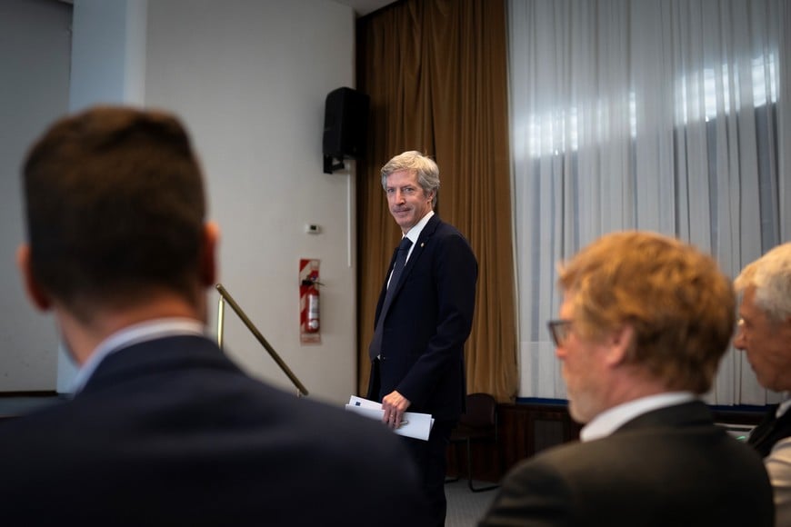 (251215) -- BUENOS AIRES, 15 diciembre, 2025 (Xinhua) -- El presidente del Banco Central de la República Argentina, Santiago Bausili, sonríe previo a una conferencia de prensa, en la ciudad de Buenos Aires, capital de Argentina, el 15 de diciembre de 2025. (Xinhua/Martín Zabala) (mz) (oa) (ah) (vf)