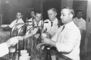 Mostrador y mozos de la sucursal central sobre la peatonal.