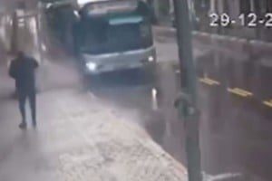 Investigan el derrumbe de un balcón que hirió a un hombre en Tel Aviv.