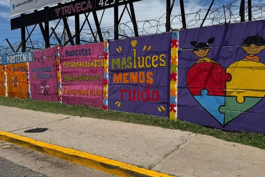 La intervención artística tiene como lema “Más luces, menos ruido” y busca visibilizar el impacto negativo que la pirotecnia sonora .