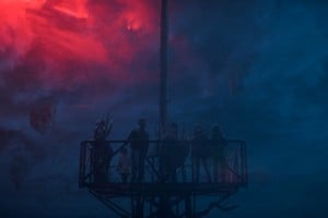 Miradas al cielo y la reacción de los personajes ante una presencia inminente...