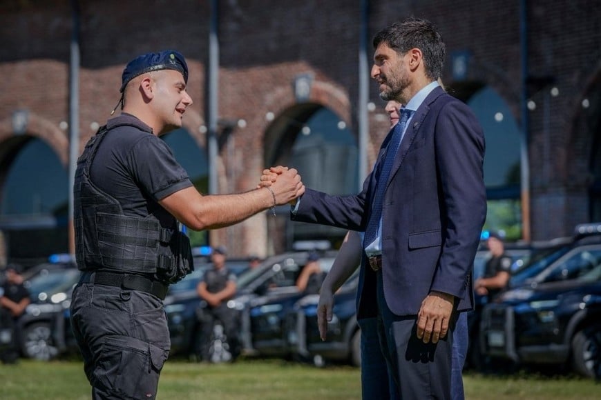 ullaro encabezó el acto de incorporación de nuevos recursos para la Policía de Santa Fe.