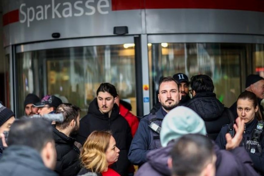 El banco quedó rodeado de clientes que exigían respuestas por sus bienes robados.