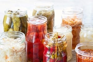 El botulismo se vincula principalmente con productos enlatados o envasados en malas condiciones