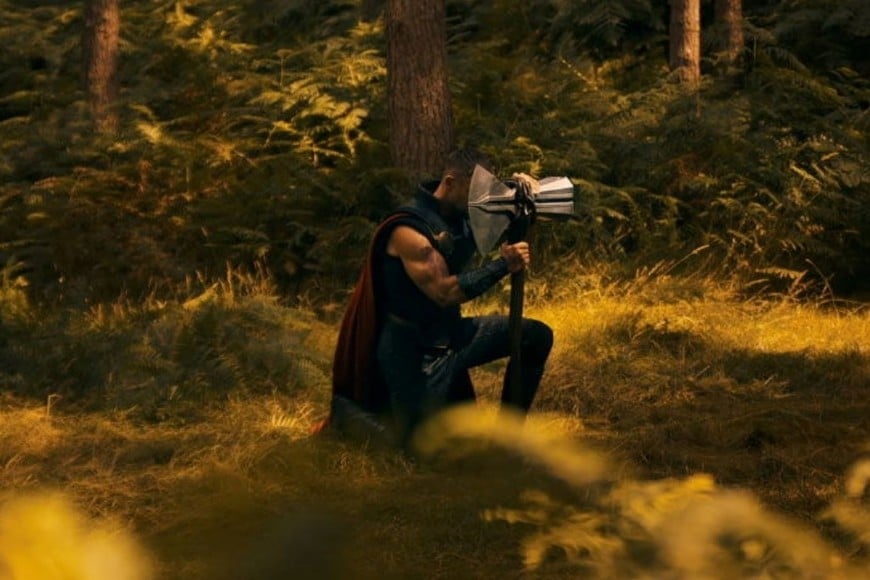 Thor arrodillado en el bosque, pidiendo fuerzas a su padre Odin.