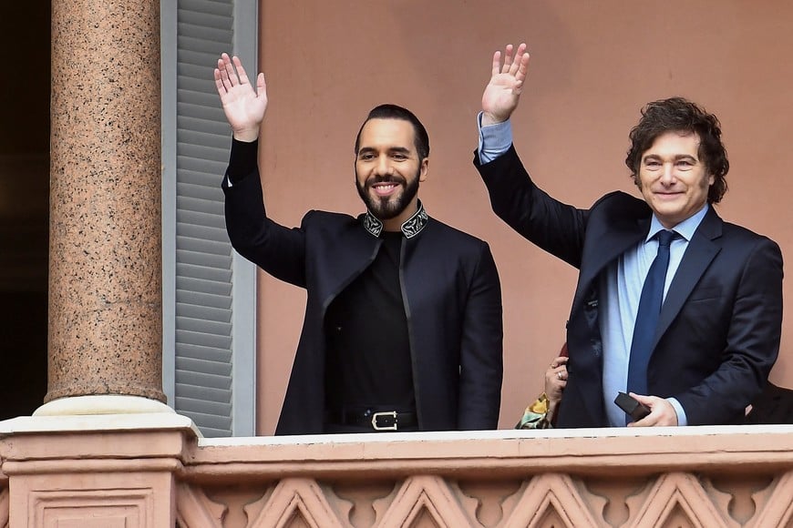 Argentina's President Javier Milei and El Salvador's President Nayib Bukele wave from a balcony of the Casa Rosada Government House after a meeting, in Buenos Aires, Argentina September 30, 2024. REUTERS/Cristina Sille