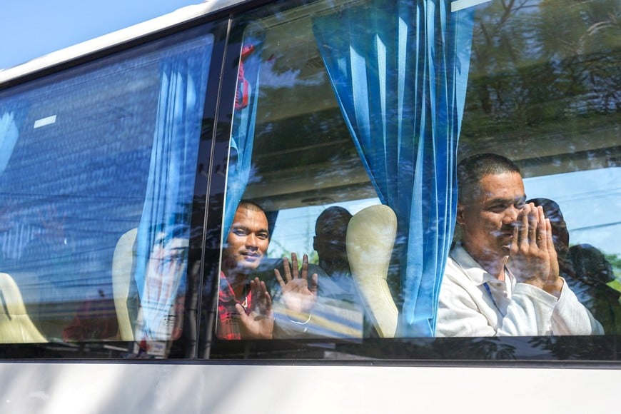 Cambodian soldiers repatriated from Thailand after being captured in July, wave to the crowd from a bus following their release under the terms of a ceasefire agreement signed on December 27, 2025, at Prum International Border Checkpoint in Pailin province, Cambodia, December 31, 2025. REUTERS/Soveit Yarn