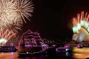 La diferencia de husos horarios provoca que durante 24 horas el Año Nuevo se reciba escalonadamente en todo el mundo,