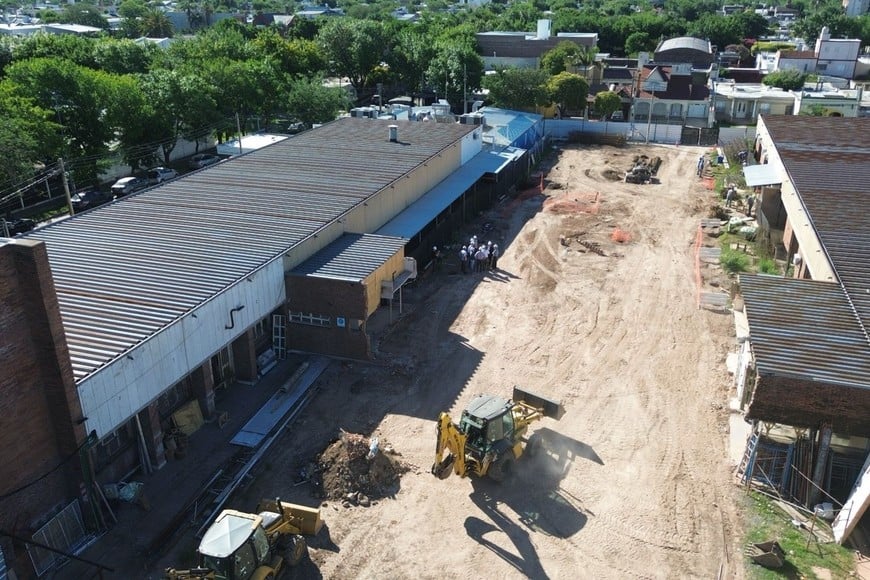 La empresa a cargo de la obra comenzó con las tareas de demolición de las partes existentes que serán reemplazadas por el nuevo edificio.