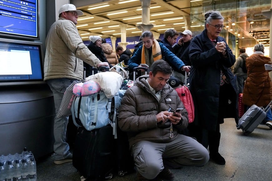 Passengers wait after a Eurostar spokesperson said they were suspending its cross-Channel train services to and from London until further notice following a power supply problem in the Channel Tunnel that links Britain and France, at St. Pancras International station in London, Britain, December 30, 2025. REUTERS/Maja Smiejkowska