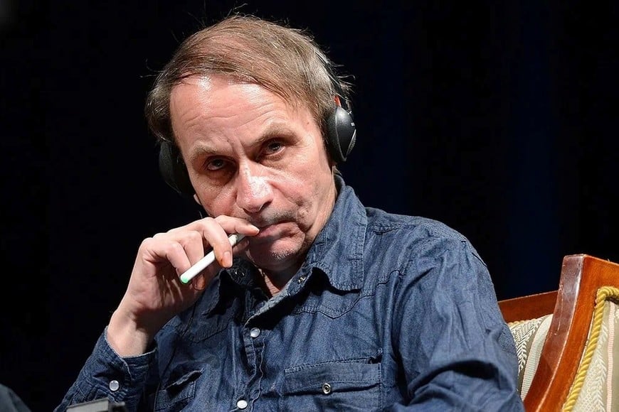 Michel Houellebecq es un poeta, novelista y ensayista francés, además de ocasional actor, cineasta y cantante. Sus novelas "Ampliación del campo de batalla" (1994), "Las partículas elementales" (1998) y "Plataforma" (2001) se convirtieron en hitos de la nueva narrativa francesa. Un apunte casual suyo sobre el islam lo llevó a juicio por "incitar al odio racial", pero con el tiempo fue declarado inocente de todos los cargos.