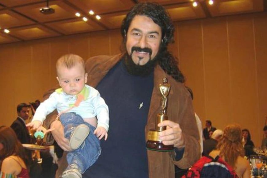 El Turco Cherep ganó un Martín Fierro con su viaje anterior, El Periodista Ambulante. En la foto, con la estatuilla, con su hijo Luka en brazos. Archivo.