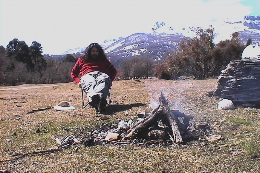 El Periodista Ambulante. El registro fotográfico es de hace 20 años atrás, cuando el Turco recorrió Argentina en un autito junto a su compañera, Ximena. Luka y Toto todavía no habían nacido...