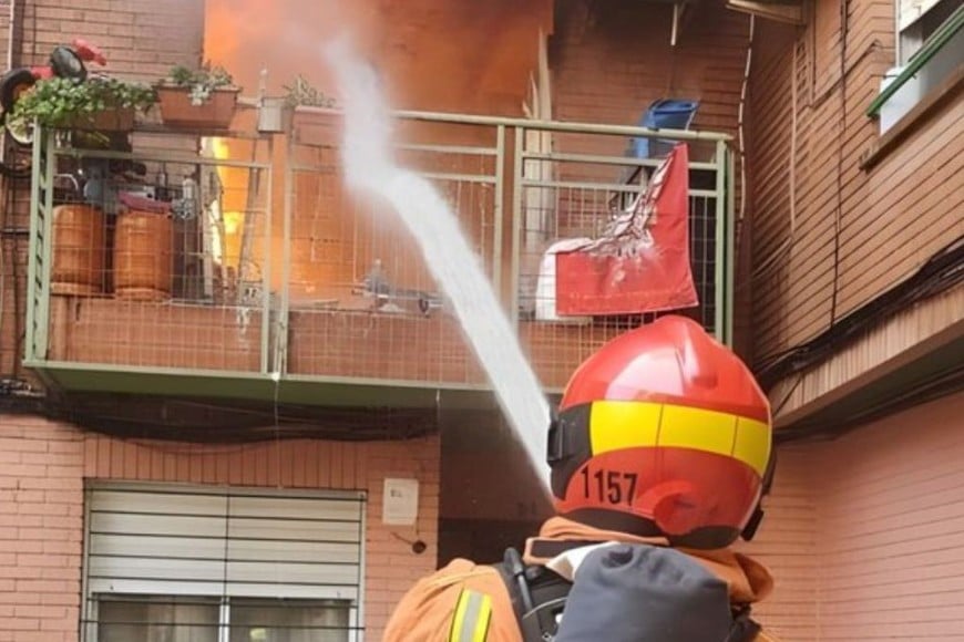 Fuego en un piso de la primera planta: bomberos trabajaron en la evacuación y rescates de personas.