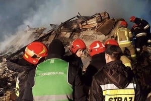 Bomberos y fuerzas de seguridad trabajaron durante horas en la estación de esquí de Crans-Montana.