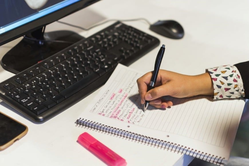 El debate sobre ética y verificación acompaña el uso creciente de IA en los medios.