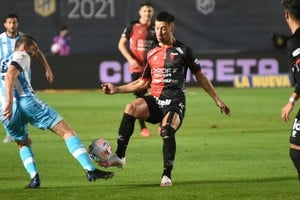 Colón encamina el bombazo de Lértora a pesar del interés de Ferro