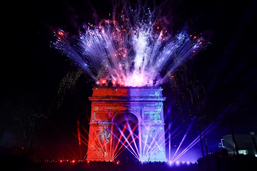 Fireworks explode at the Arc de Triomphe during the New Year's celebrations on the Champs Elysees avenue in Paris, France, December 31, 2025. REUTERS/Stephanie Lecocq